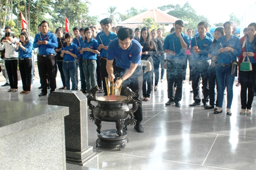 ĐVTN dâng hương tại mộ cụ Phó bảng Nguyễn Sinh Sắc